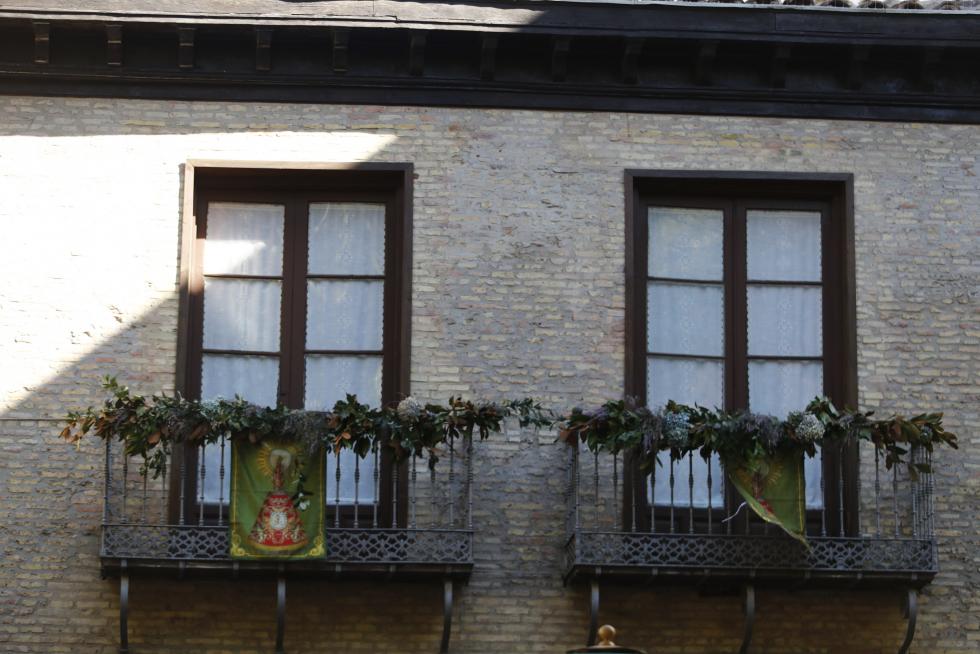Balcones engalanados en el Día del Pilar