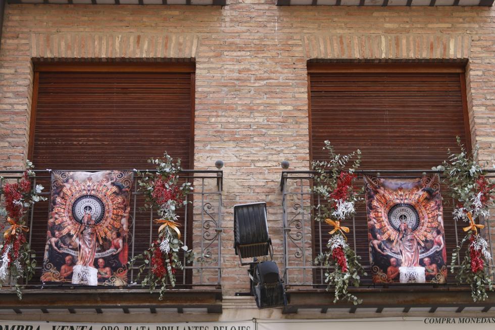 Balcones engalanados en el Día del Pilar