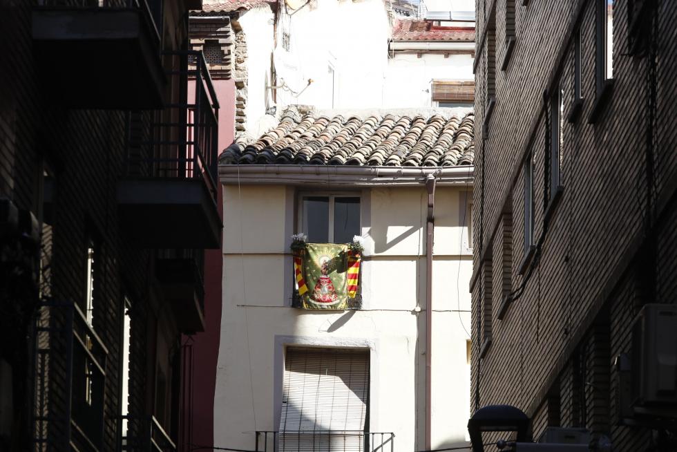 Balcones engalanados en el Día del Pilar
