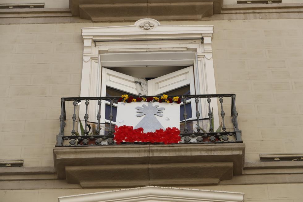 Balcones engalanados en el Día del Pilar