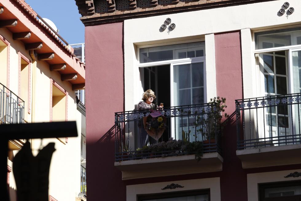 Balcones engalanados en el Día del Pilar