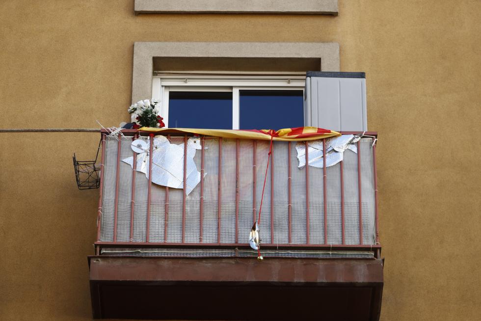 Balcones engalanados en el Día del Pilar