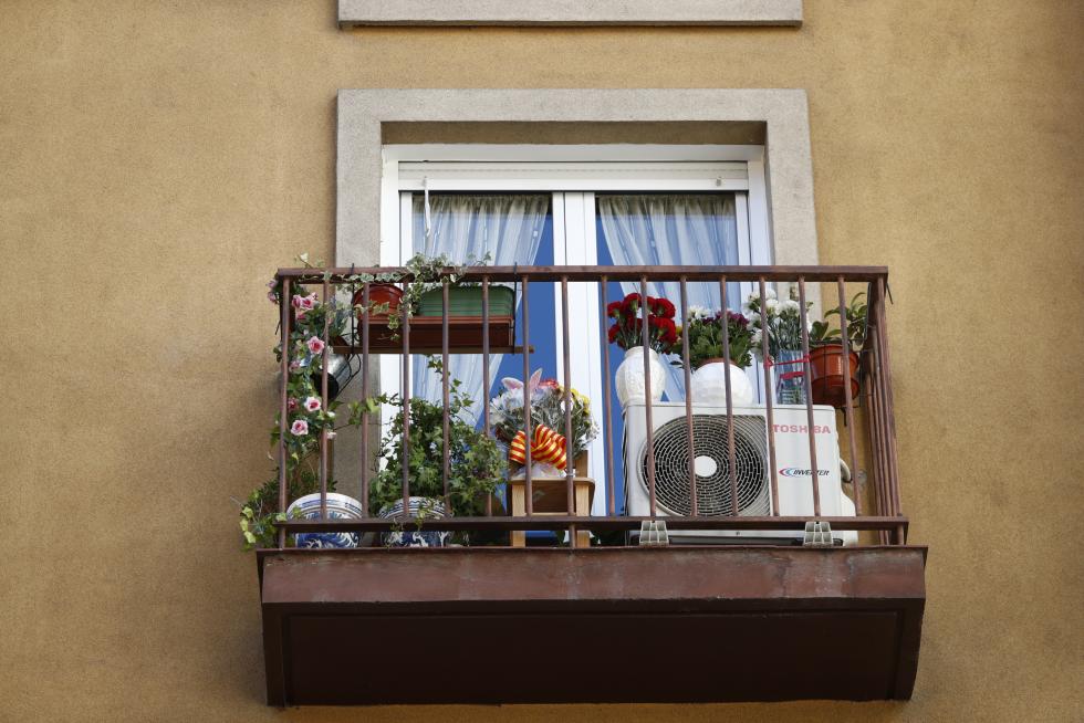 Balcones engalanados en el Día del Pilar