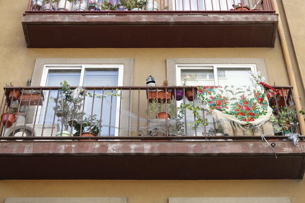 Balcones engalanados en el Día del Pilar