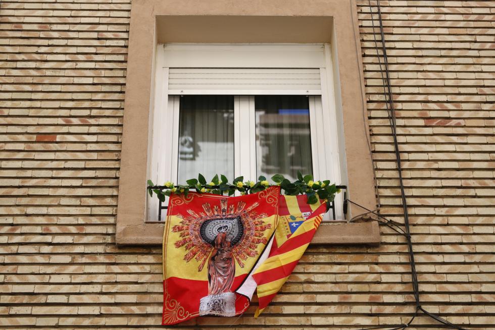 Balcones engalanados en el Día del Pilar