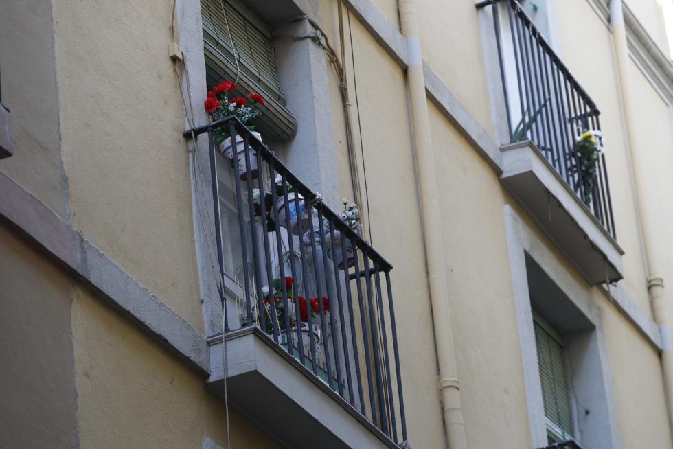 Balcones engalanados en el Día del Pilar