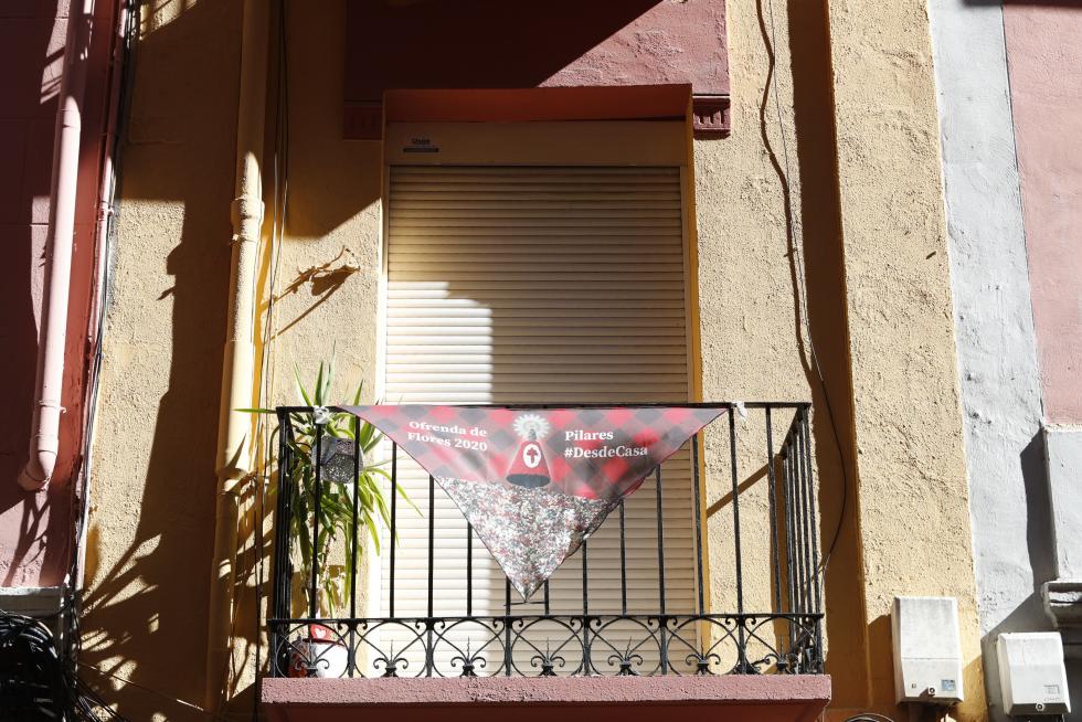 Balcones engalanados en el Día del Pilar
