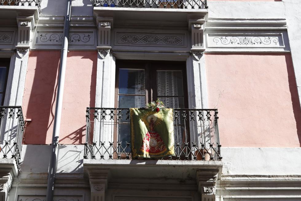 Balcones engalanados en el Día del Pilar