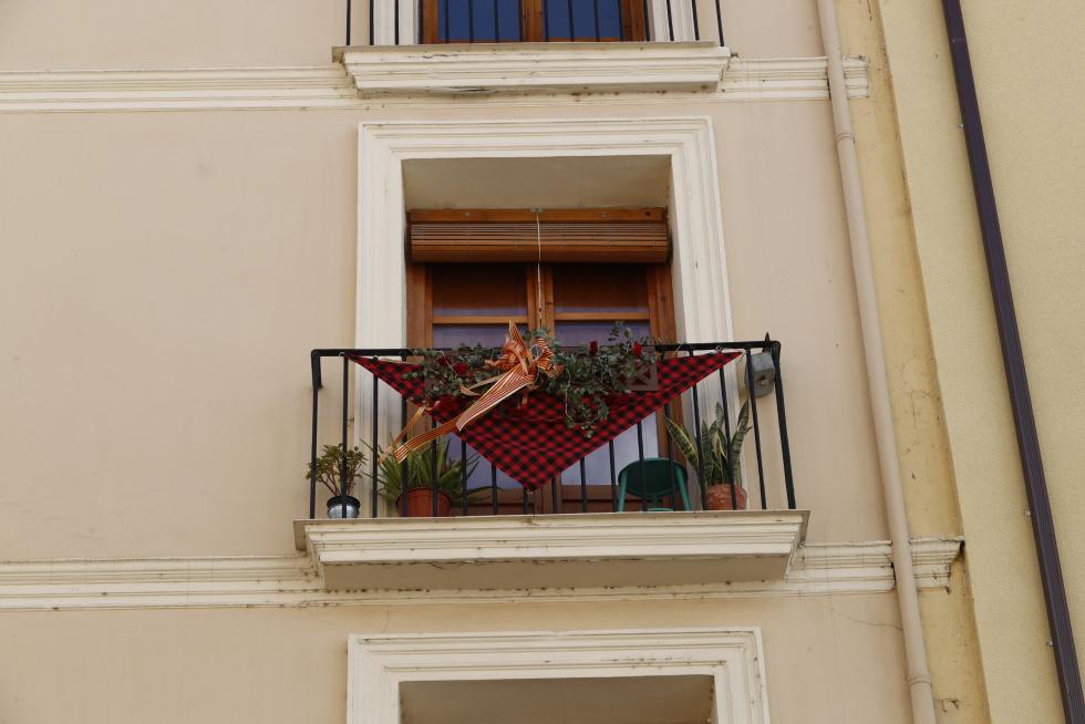 Balcones engalanados en el Día del Pilar