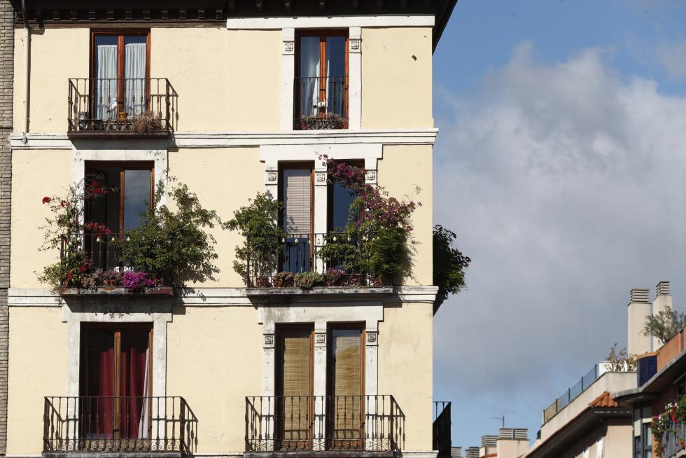 Balcones engalanados en el Día del Pilar