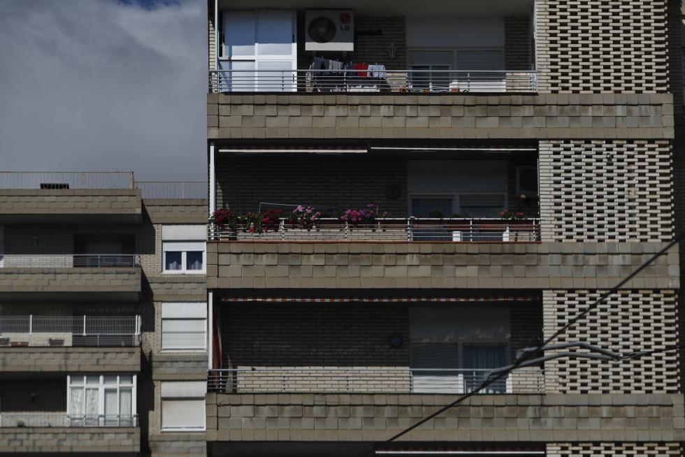 Balcones engalanados en el Día del Pilar