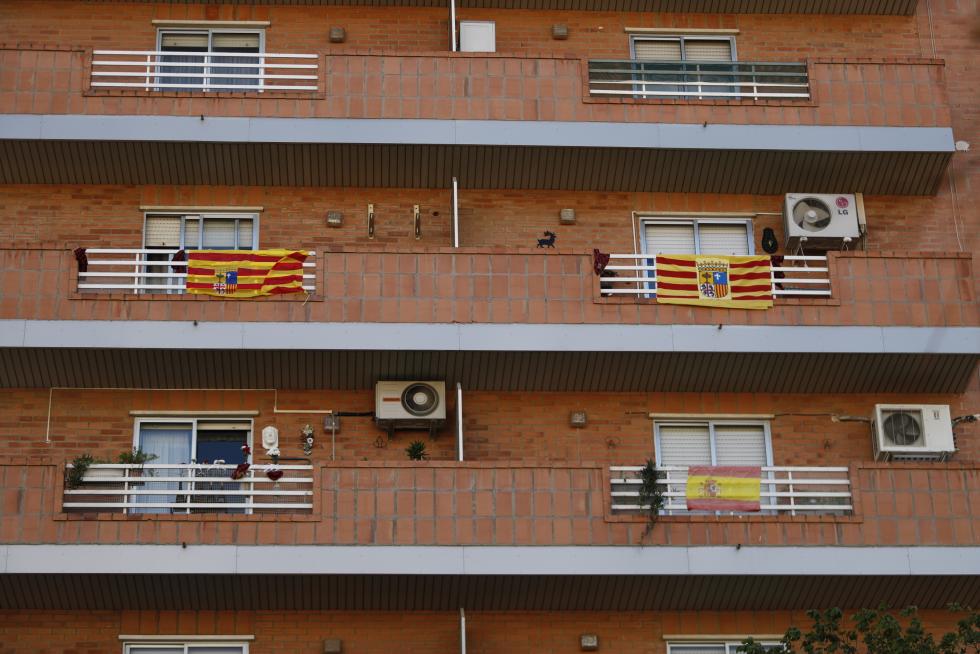 Balcones engalanados en el Día del Pilar
