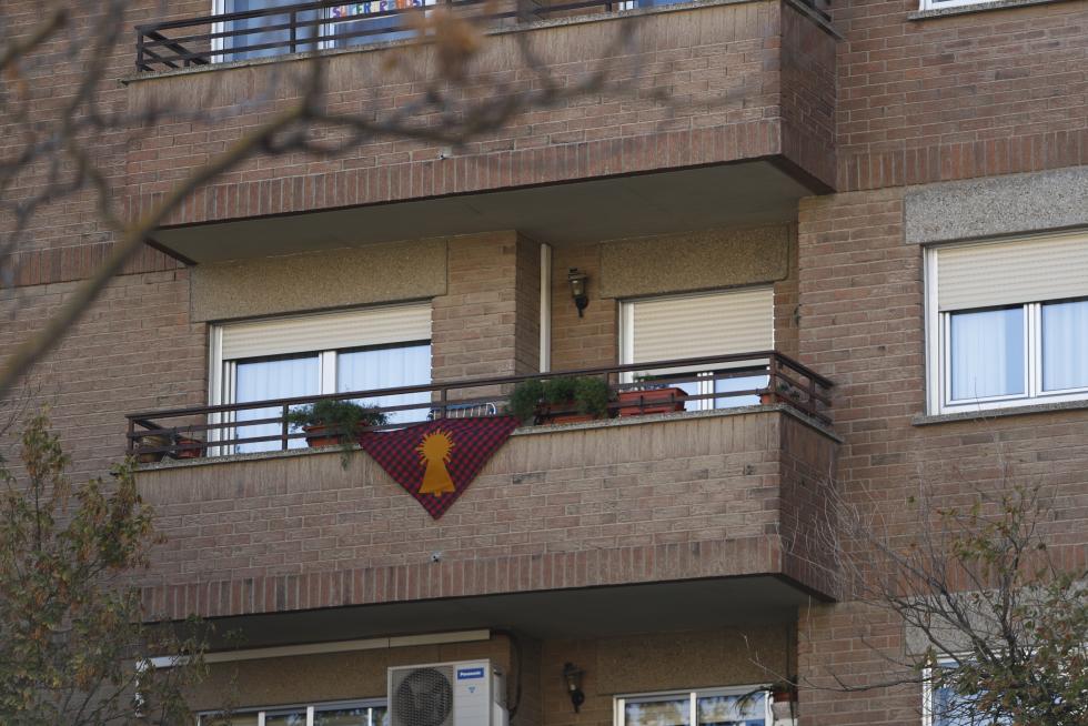 Balcones engalanados en el Día del Pilar