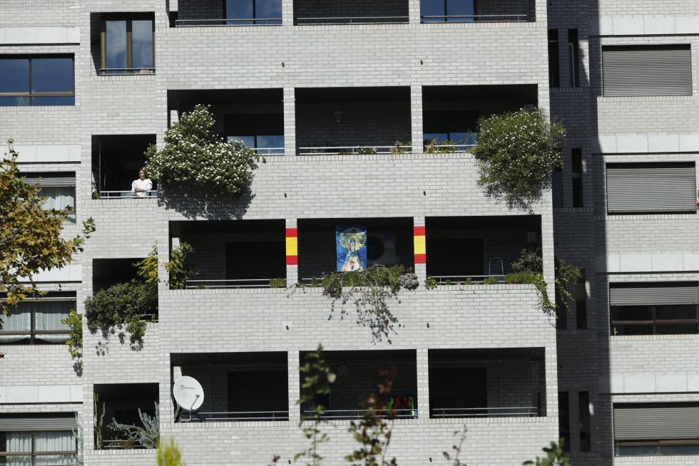 Balcones engalanados en el Día del Pilar