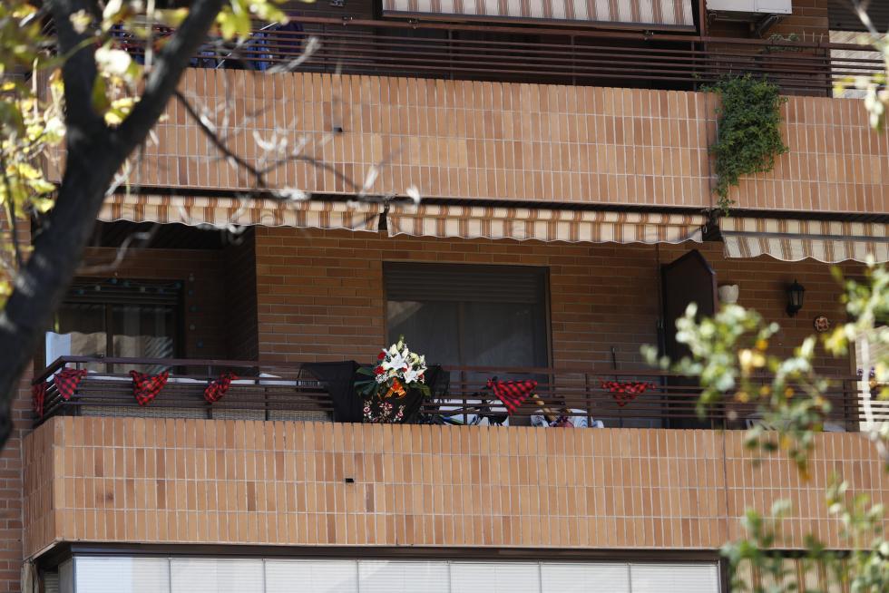Balcones engalanados en el Día del Pilar