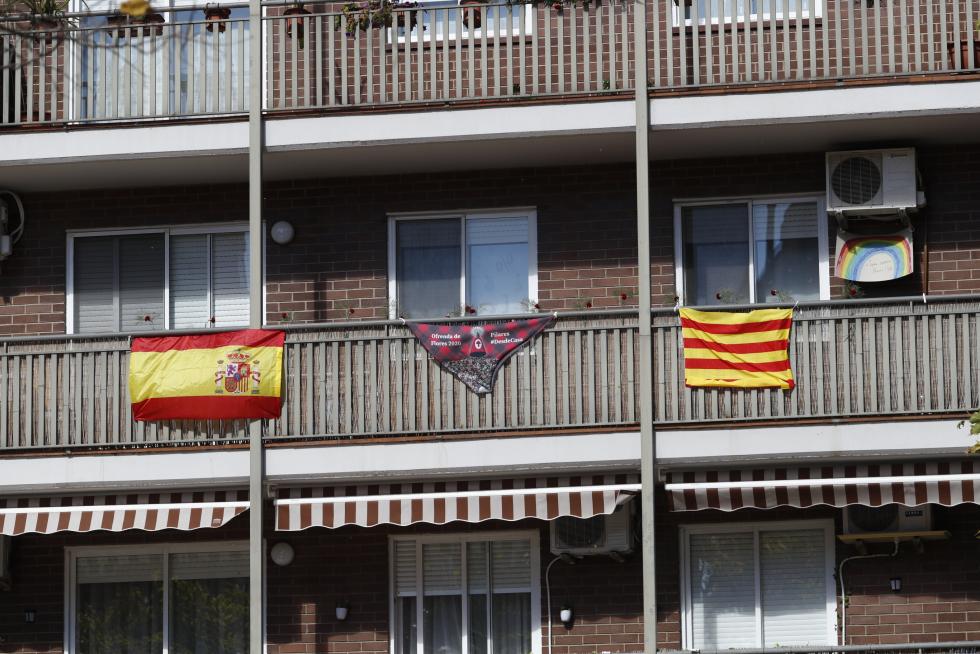 Balcones engalanados en el Día del Pilar