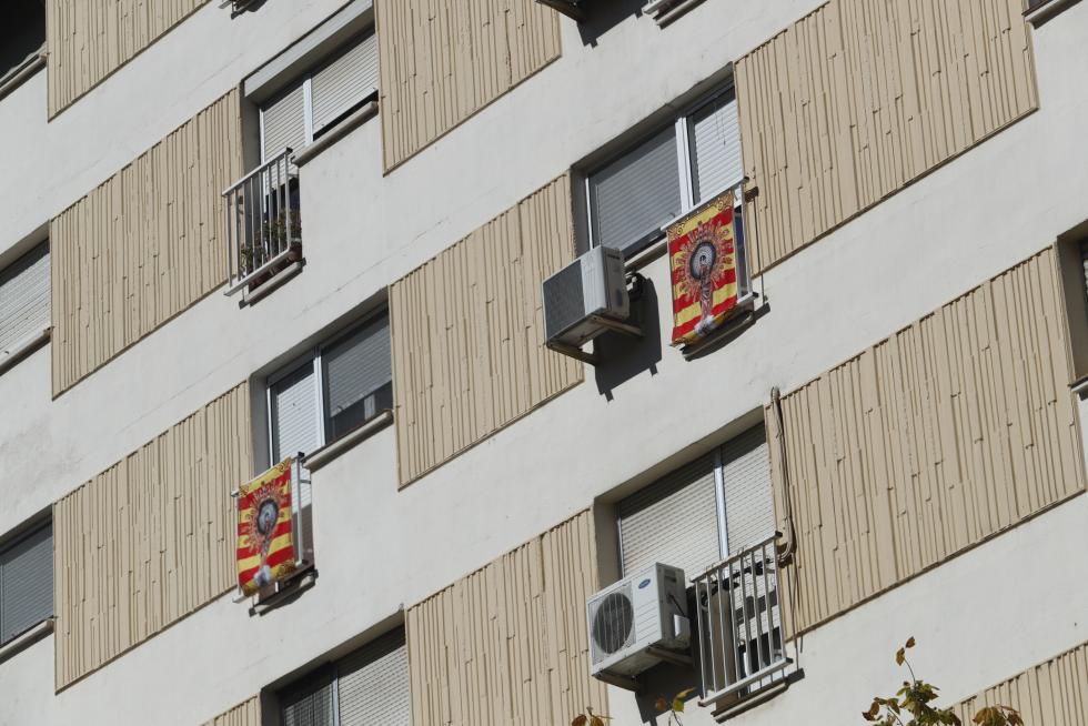 Balcones engalanados en el Día del Pilar