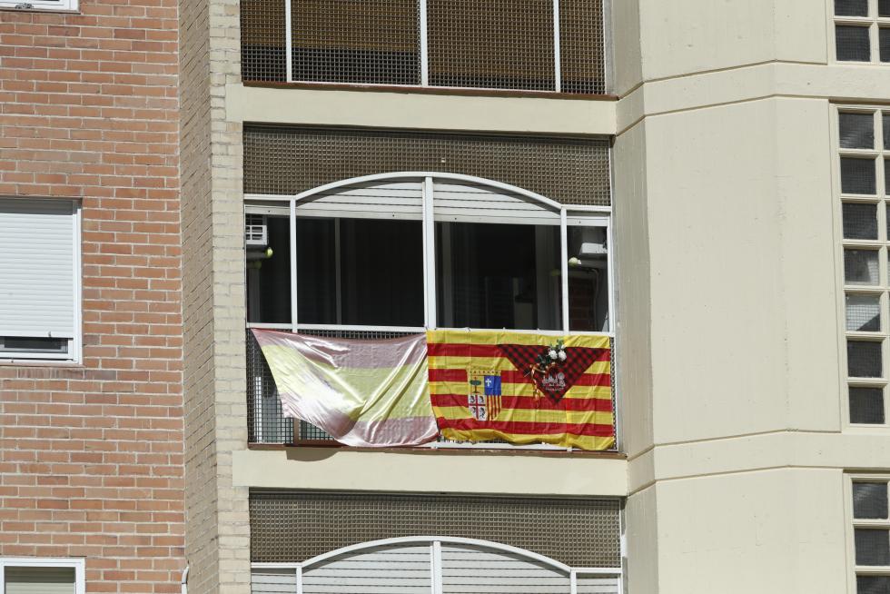 Balcones engalanados en el Día del Pilar