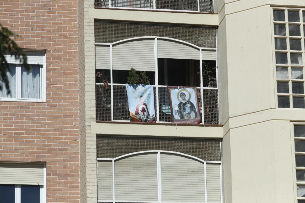 Balcones engalanados en el Día del Pilar