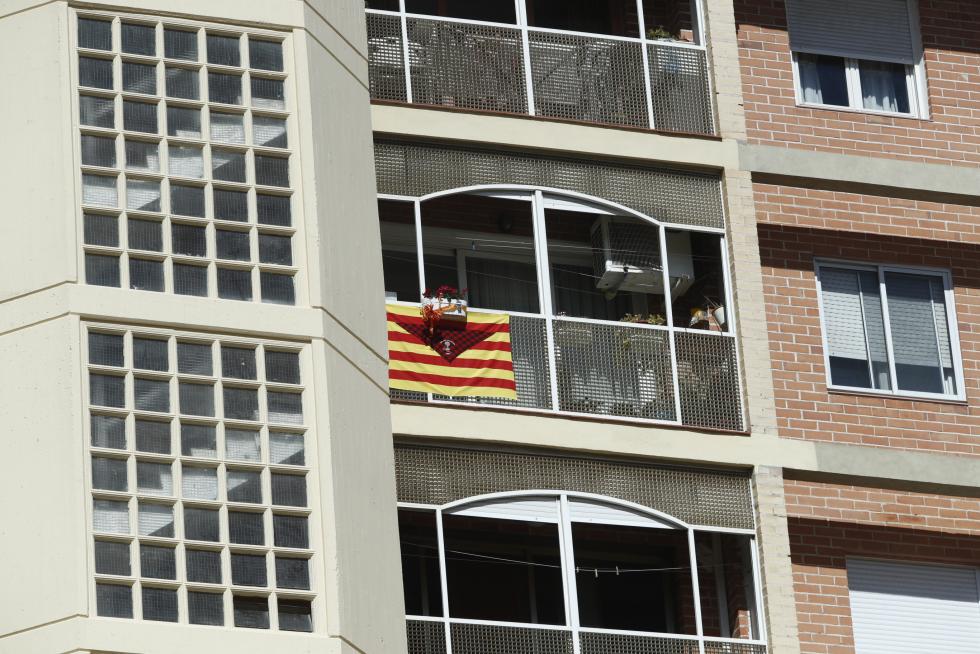 Balcones engalanados en el Día del Pilar