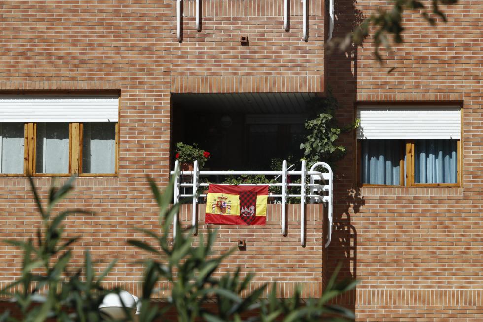Balcones engalanados en el Día del Pilar