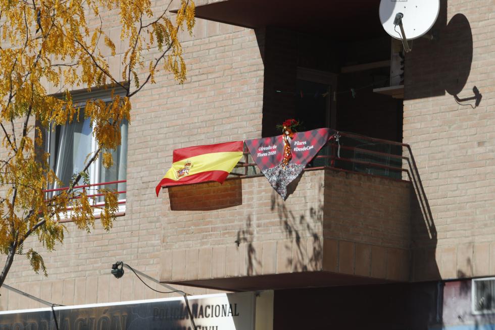 Balcones engalanados en el Día del Pilar