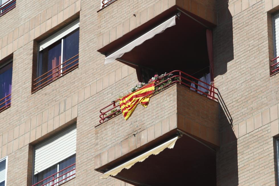 Balcones engalanados en el Día del Pilar
