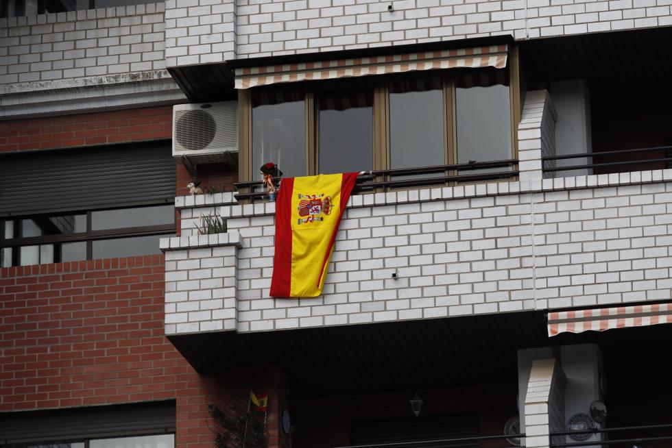 Balcones engalanados en el Día del Pilar