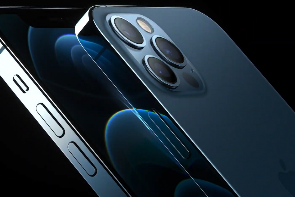 Cupertino (United States), 13/10/2020.- Handout image released by Apple showing Apple CEO Tim Cook showcasing the all-new iPhone 12 Pro during a special event at Apple Park in Cupertino, California, USA, 13 October 2020. Apple is expected to introduce several new products including a new iPhone. (Estados Unidos) EFE/EPA/BROOKS KRAFT / APPLE INC. / HO EDITORIAL USE ONLY, NO SALES Apple special event