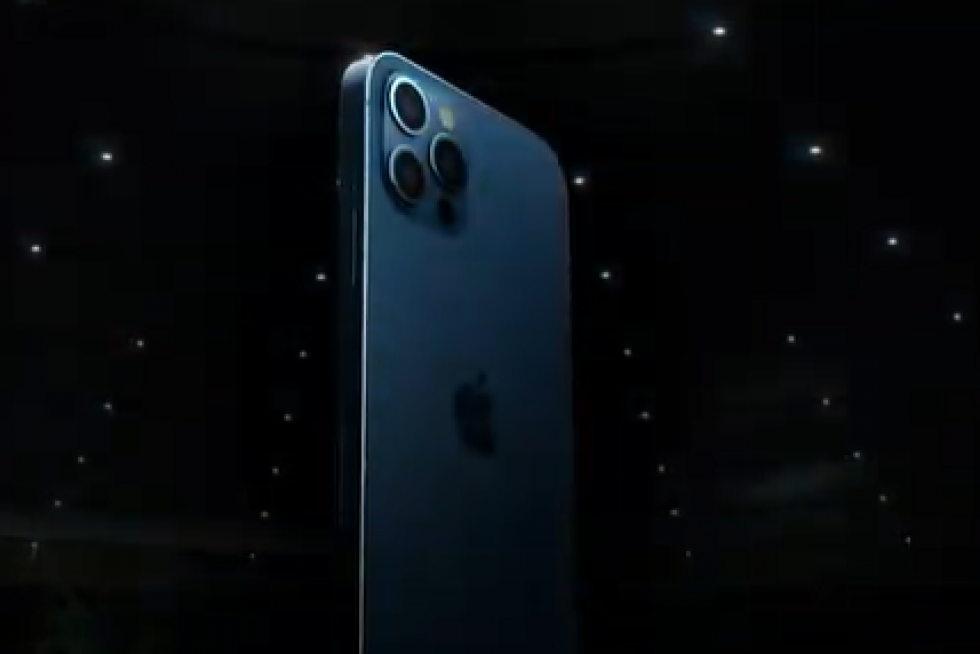Cupertino (United States), 13/10/2020.- Handout image released by Apple showing Apple CEO Tim Cook showcasing the all-new iPhone 12 Pro during a special event at Apple Park in Cupertino, California, USA, 13 October 2020. Apple is expected to introduce several new products including a new iPhone. (Estados Unidos) EFE/EPA/BROOKS KRAFT / APPLE INC. / HO EDITORIAL USE ONLY, NO SALES Apple special event