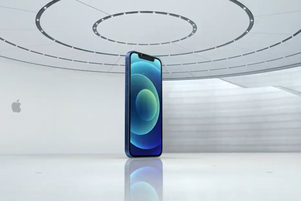 Cupertino (United States), 13/10/2020.- Handout image released by Apple showing Apple CEO Tim Cook showcasing the all-new iPhone 12 Pro during a special event at Apple Park in Cupertino, California, USA, 13 October 2020. Apple is expected to introduce several new products including a new iPhone. (Estados Unidos) EFE/EPA/BROOKS KRAFT / APPLE INC. / HO EDITORIAL USE ONLY, NO SALES Apple special event