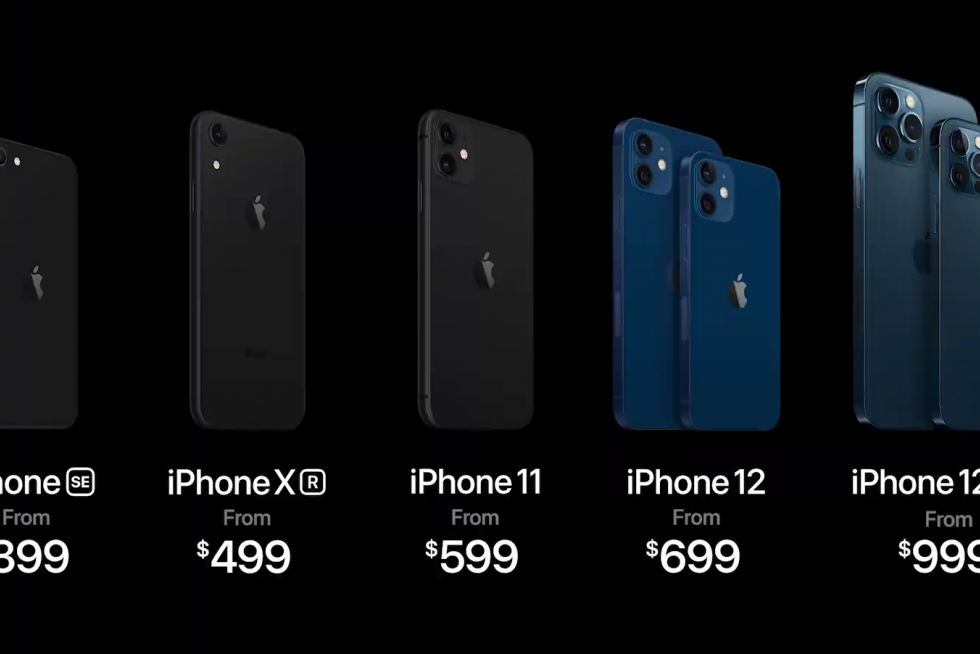 Cupertino (United States), 13/10/2020.- Handout image released by Apple showing Apple CEO Tim Cook showcasing the all-new iPhone 12 Pro during a special event at Apple Park in Cupertino, California, USA, 13 October 2020. Apple is expected to introduce several new products including a new iPhone. (Estados Unidos) EFE/EPA/BROOKS KRAFT / APPLE INC. / HO EDITORIAL USE ONLY, NO SALES Apple special event
