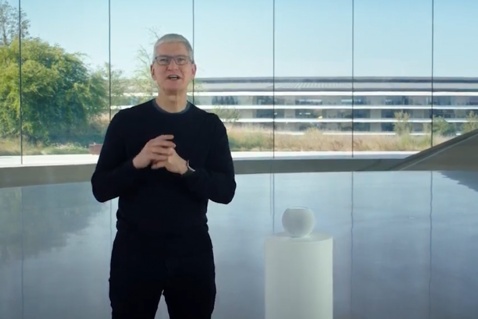Cupertino (United States), 13/10/2020.- Handout image released by Apple showing Apple CEO Tim Cook showcasing the all-new iPhone 12 Pro during a special event at Apple Park in Cupertino, California, USA, 13 October 2020. Apple is expected to introduce several new products including a new iPhone. (Estados Unidos) EFE/EPA/BROOKS KRAFT / APPLE INC. / HO EDITORIAL USE ONLY, NO SALES Apple special event