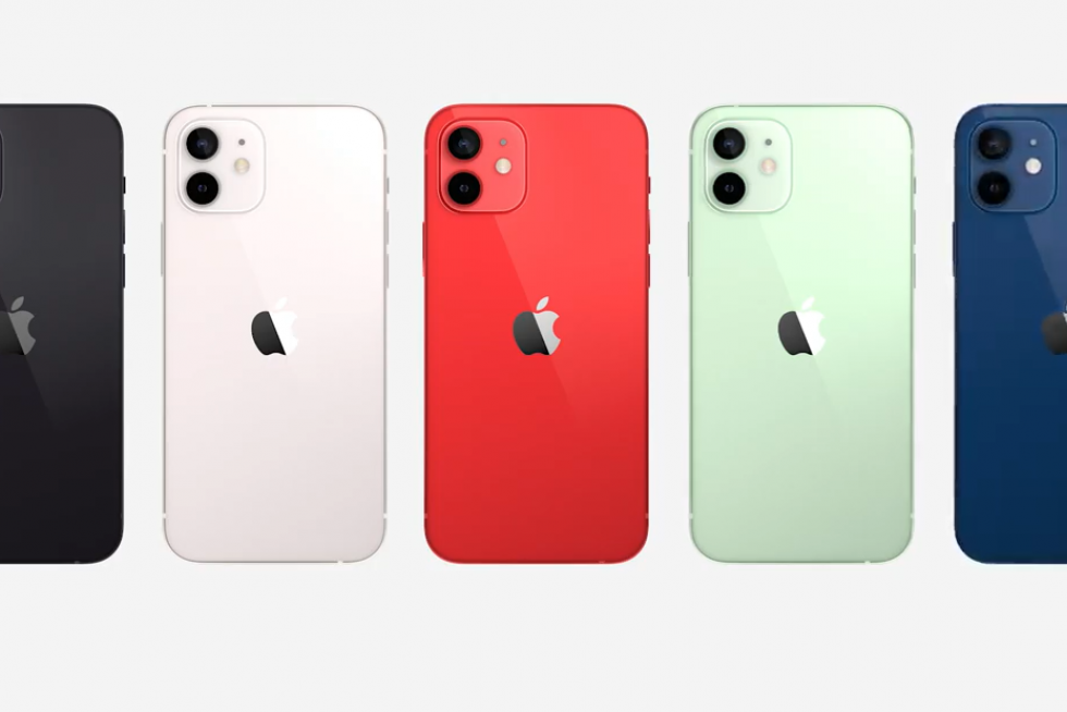 Cupertino (United States), 13/10/2020.- Handout image released by Apple showing Apple CEO Tim Cook showcasing the all-new iPhone 12 Pro during a special event at Apple Park in Cupertino, California, USA, 13 October 2020. Apple is expected to introduce several new products including a new iPhone. (Estados Unidos) EFE/EPA/BROOKS KRAFT / APPLE INC. / HO EDITORIAL USE ONLY, NO SALES Apple special event