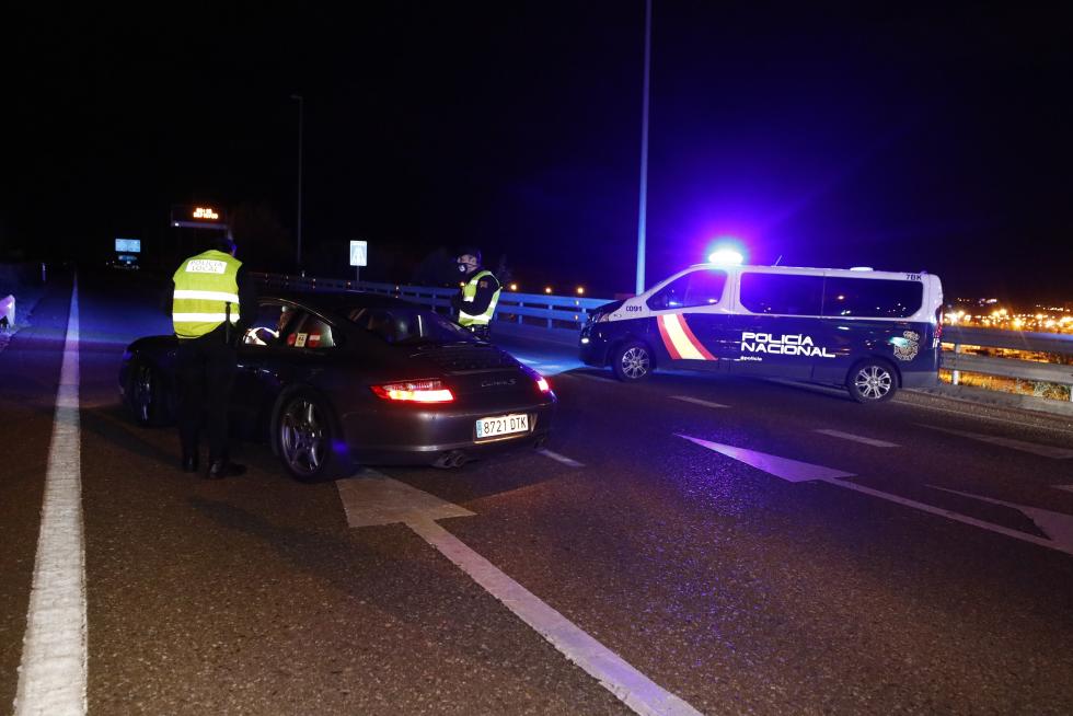 Fuerzas y Cuerpos de Seguridad vigilan el confinamiento de Zaragoza