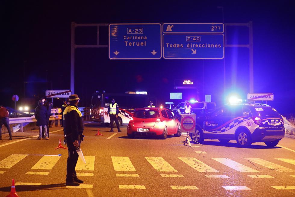 Fuerzas y Cuerpos de Seguridad vigilan el confinamiento de Zaragoza