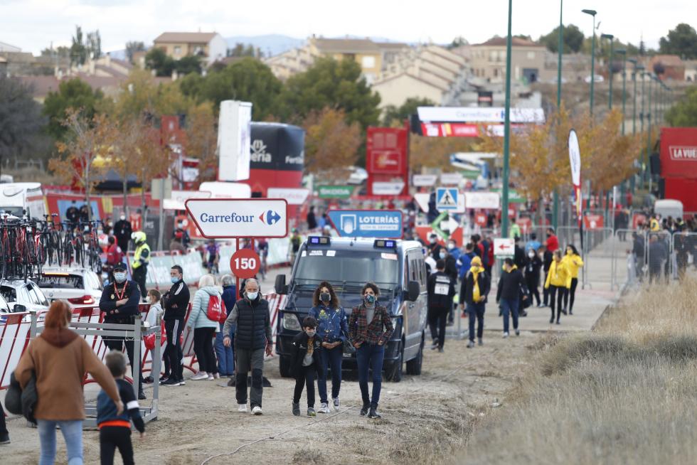Ambiente en Ejea de los Caballeros, escenario del final de la cuarta etapa de la Vuelta a España