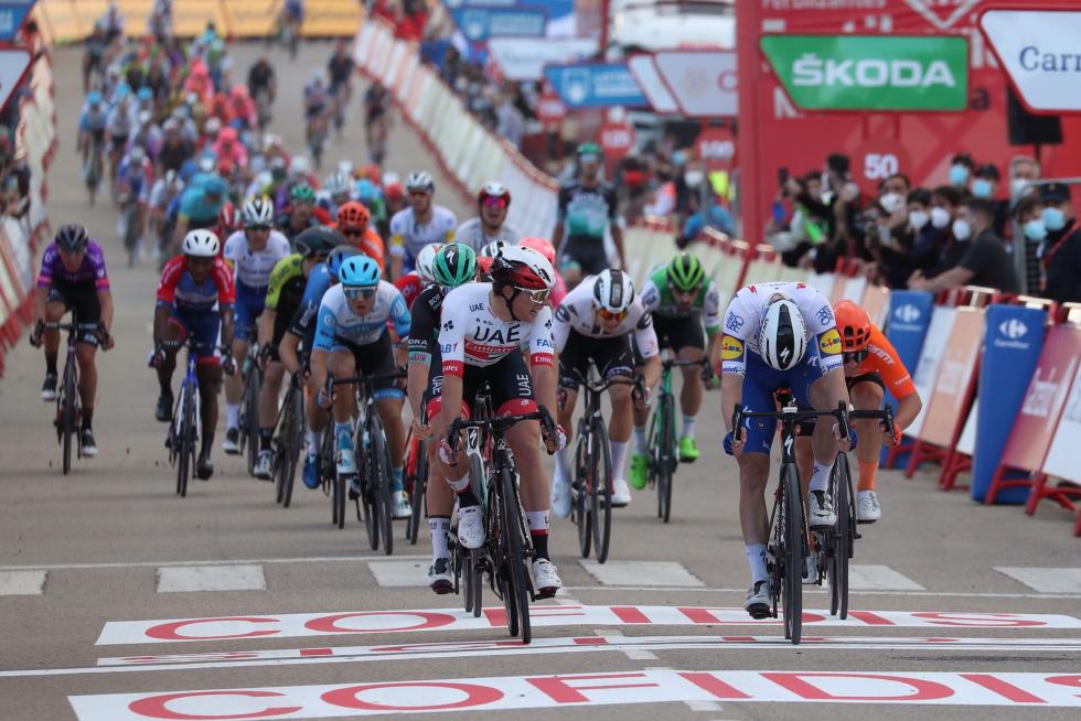 El ciclista irlandés del Deceuninck Quick Step Sam Bennett (2d) celebra su victoria en Ejea de los Caballeros