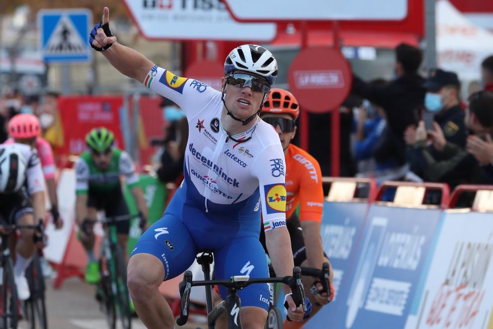 El ciclista irlandés del Deceuninck Quick Step Sam Bennett (2d) celebra su victoria en Ejea de los Caballeros