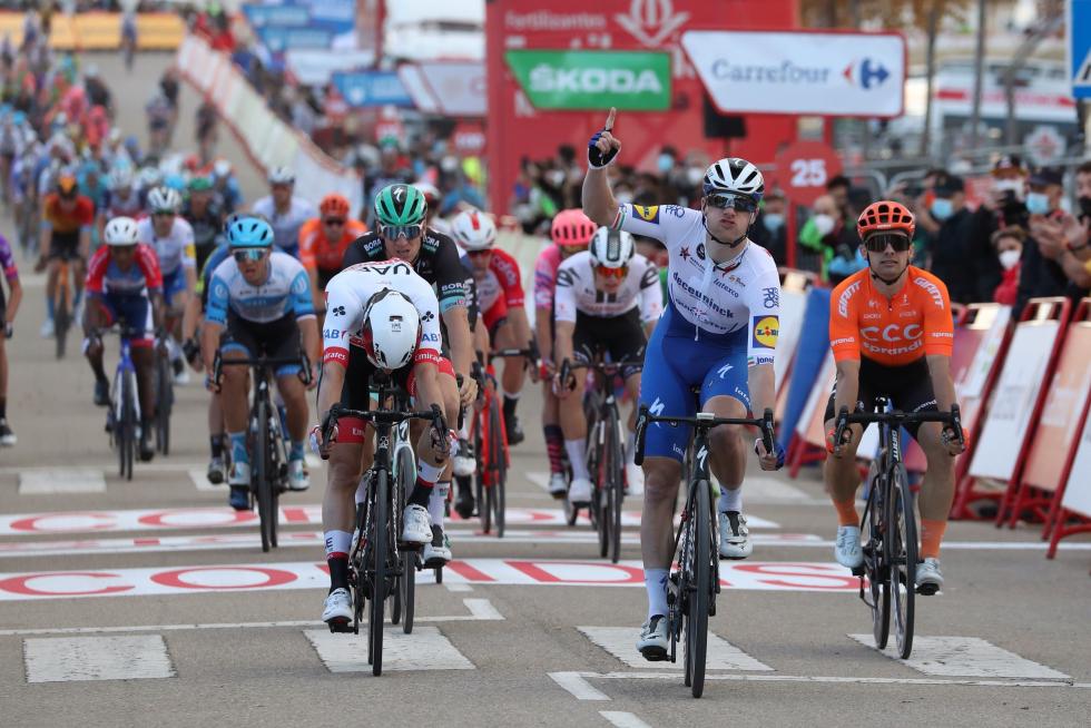 El ciclista irlandés del Deceuninck Quick Step Sam Bennett (2d) celebra su victoria en Ejea de los Caballeros