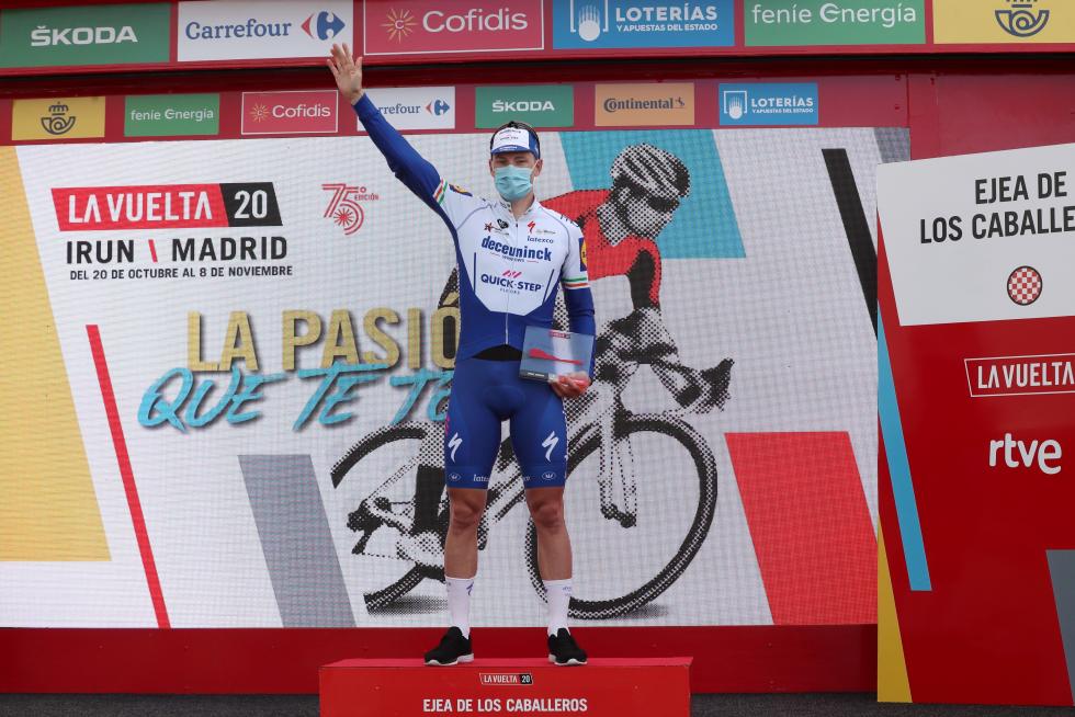 El ciclista irlandés del Deceuninck Quick Step Sam Bennett celebra su victoria en la cuarta etapa con final en Ejea de los Caballeros