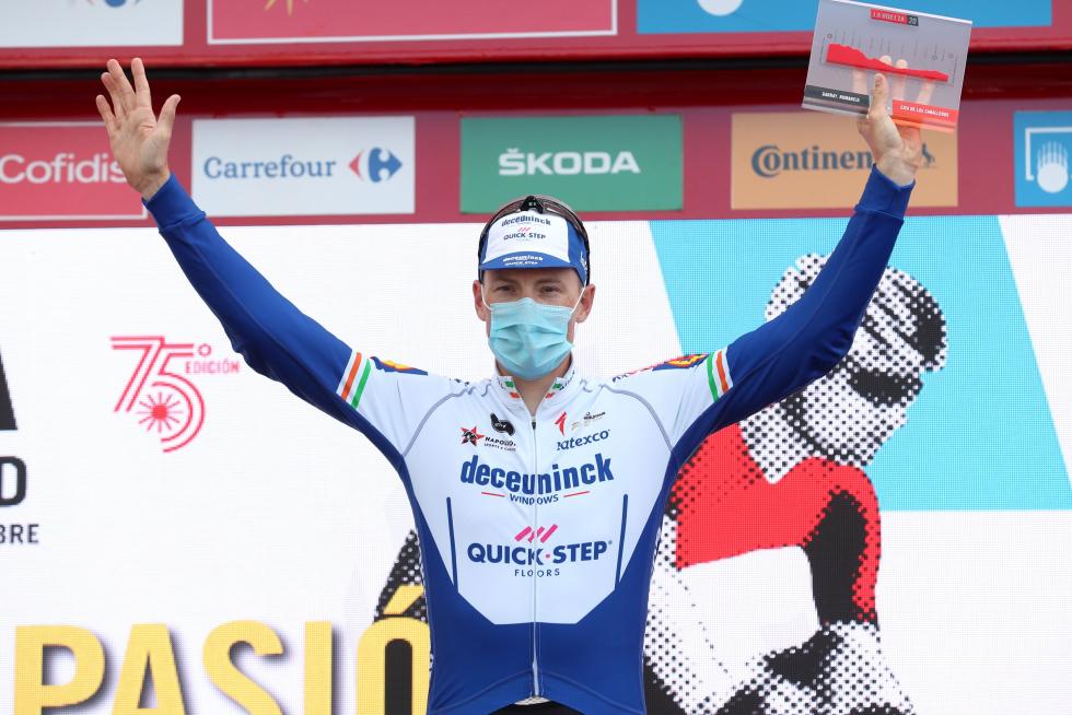 El ciclista irlandés del Deceuninck Quick Step Sam Bennett celebra su victoria en la cuarta etapa con final en Ejea de los Caballeros