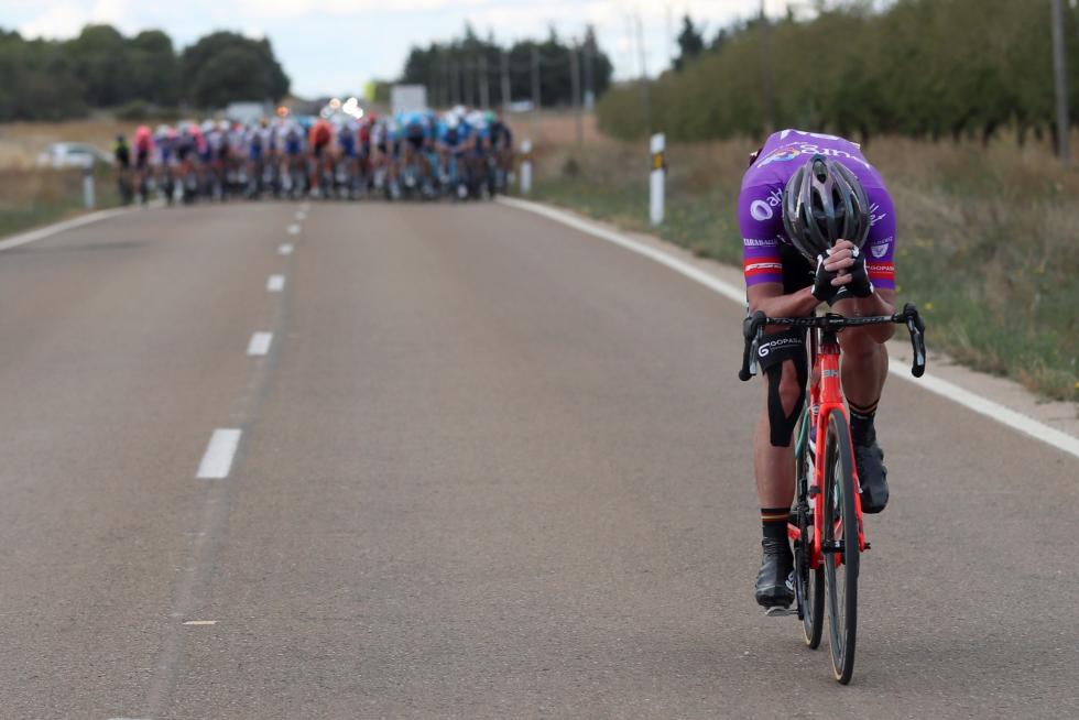 El ciclista sudafricano del Burgos BH Willie Smith (d) en los últimos kilómetros durante la cuarta etapa de la Vuelta Ciclista a España, entre Garray y Ejea de los Caballeros