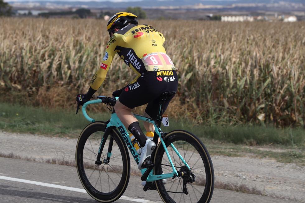El corredor danés Jonas Vingegaard del equipo Jumbo Visma, cargado de bidones de agua para sus compañeros, durante la cuarta etapa de la Vuelta Ciclista a España, entre Garray y Ejea de los Caballeros
