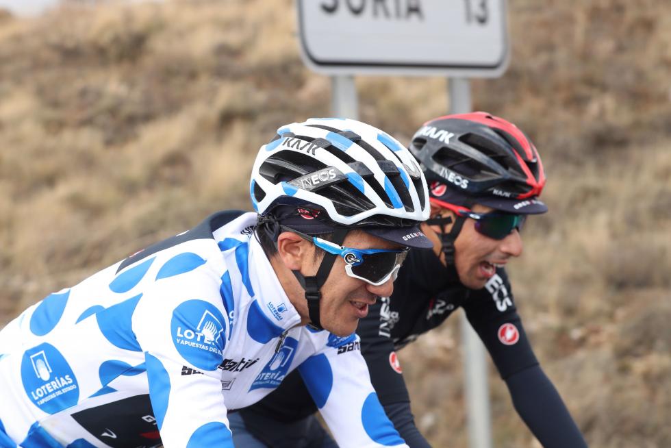 El ecuatoriano Richard Carapaz (Ineos Grenadiers) junto su compañero, el colombiano Iván Ramiro Sosa durante la cuarta etapa de la Vuelta que se disputa hoy entre Garray Numancia y Ejea de los Caballeros