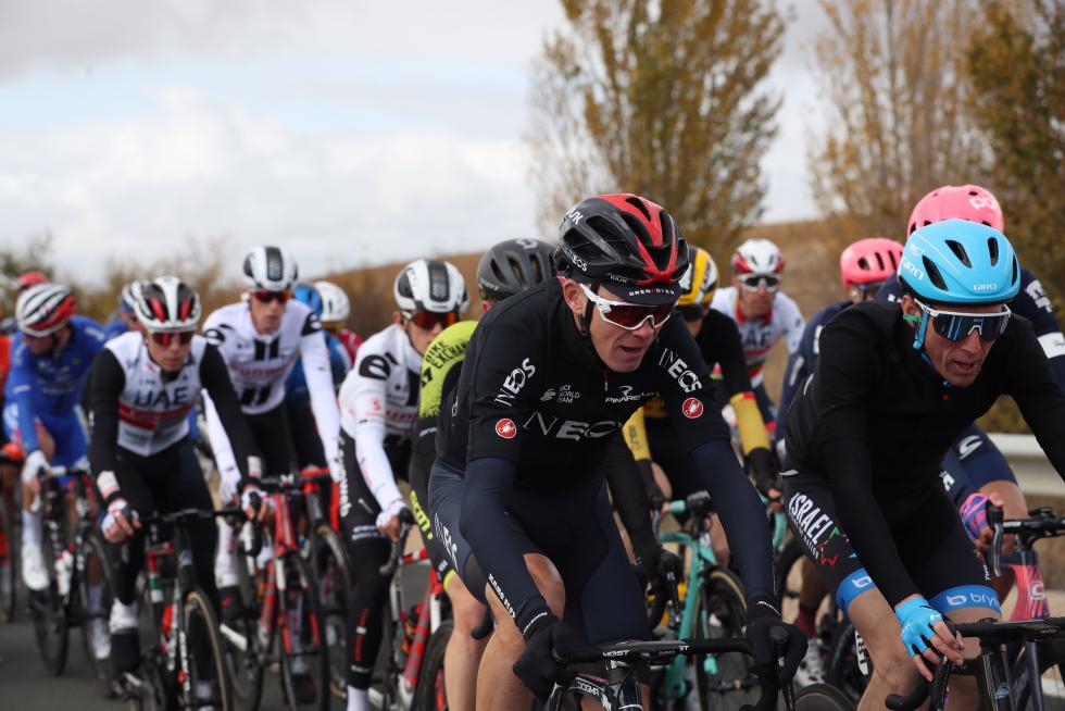 El keniano de origen británico Chris Froome (Ineos Grenadiers) junto a Dani Martín, del Israel Start-up Nation, durante la cuarta etapa de la Vuelta que se disputa hoy entre Garray Numancia y Ejea de los Caballeros