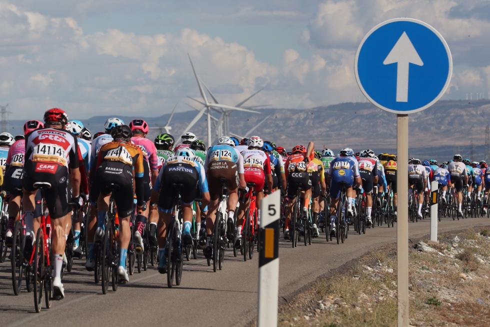 El pelotón durante la cuarta etapa de la Vuelta Ciclista a España, entre Garray y Ejea de los Caballeros