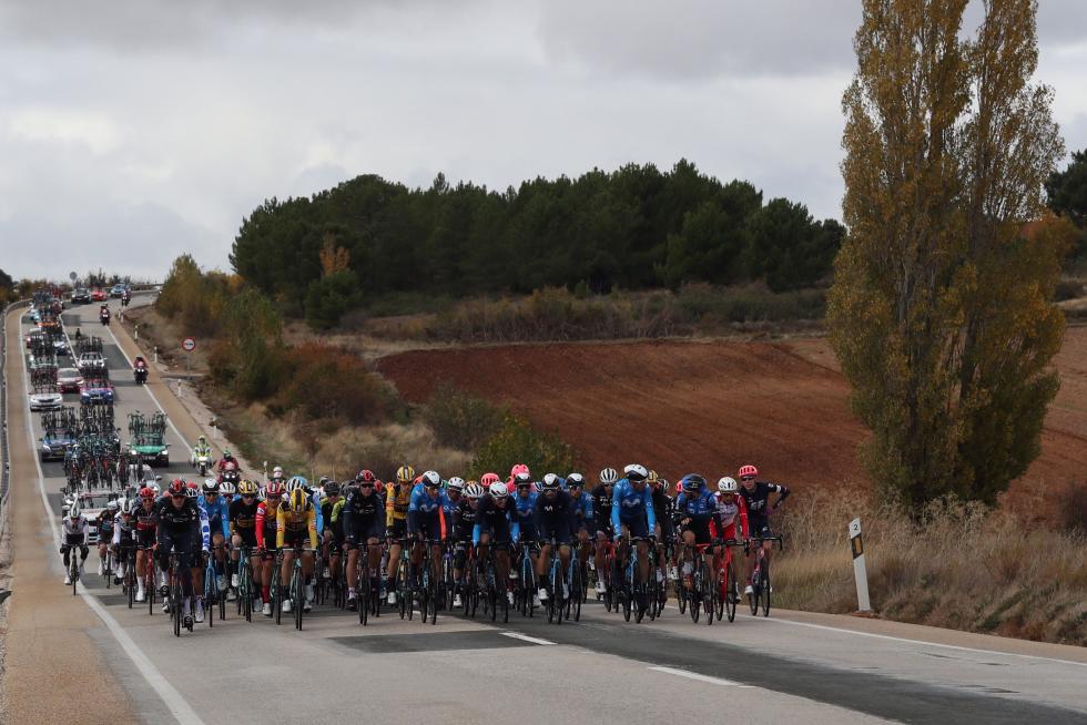 El pelotón durante la cuarta etapa de la Vuelta que se disputa hoy entre Garray Numancia y Ejea de los Caballeros