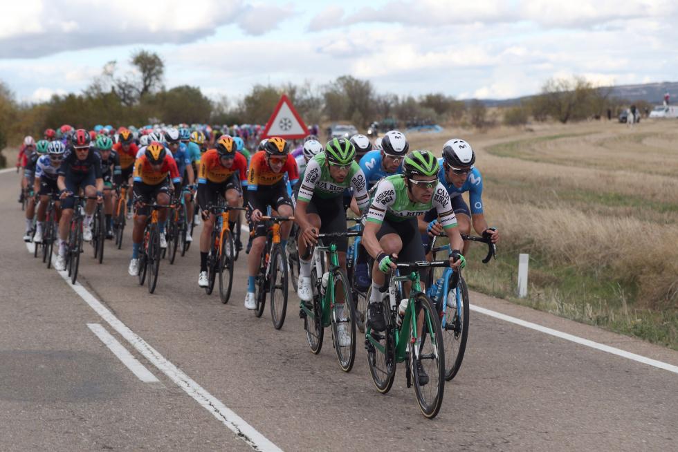El pelotón en los últimos kilómetros durante la cuarta etapa de la Vuelta Ciclista a España, entre Garray y Ejea de los Caballeros