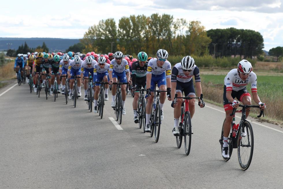 El pelotón en los últimos kilómetros durante la cuarta etapa de la Vuelta Ciclista a España, entre Garray y Ejea de los Caballeros